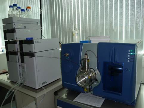 Lab machine in a setting with other lab equipment