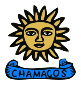 El logotipo del estudio, que es un dibujo del sol con cara y un pergamino azul escrito con la palabra “chamacos” por debajo